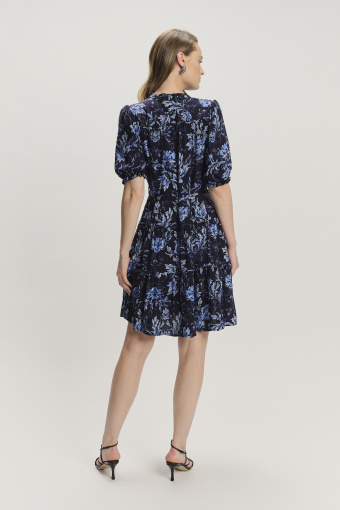 Krótka kobieca sukienka w błękitne kwiaty