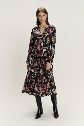 Czarna sukienka z kolorowym nadrukiem w liście