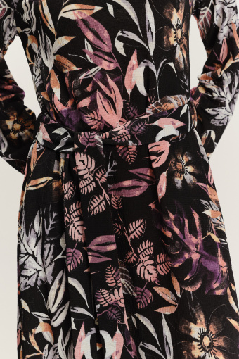 Czarna sukienka z kolorowym nadrukiem w liście