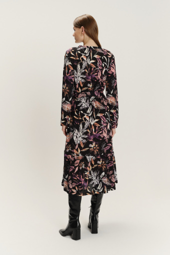 Czarna sukienka z kolorowym nadrukiem w liście