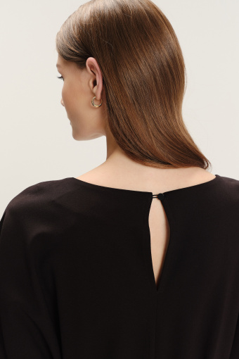 Klasyczna czarna sukienka z łezką na plecach