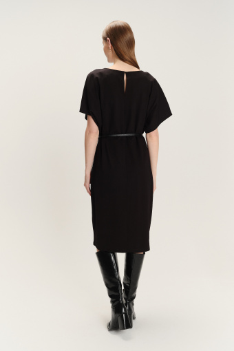 Klasyczna czarna sukienka z łezką na plecach