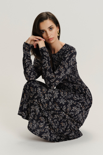 Czarna printowana sukienka midi