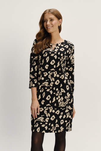 Kobieca sukienka przed kolano w zwierzęcy print