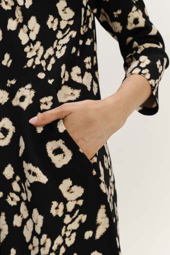 Kobieca sukienka przed kolano w zwierzęcy print