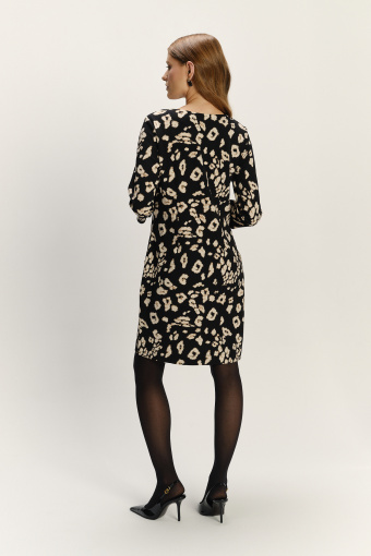 Kobieca sukienka przed kolano w zwierzęcy print