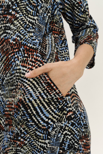 Printowana sukienka z ozdobną aplikacją przy dekolcie