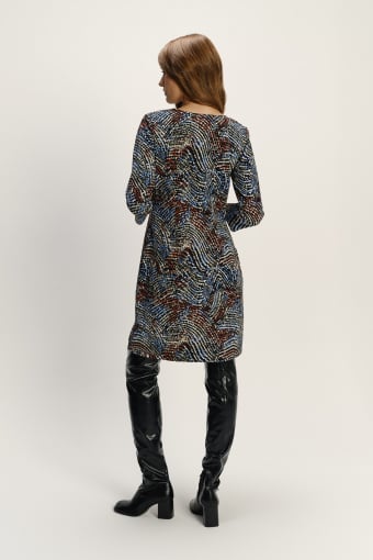 Printowana sukienka z ozdobną aplikacją przy dekolcie