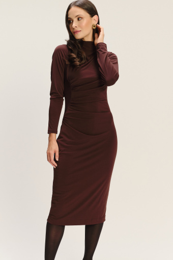 Dopasowana sukienka z marszczeniem w kolorze czekoladowym 