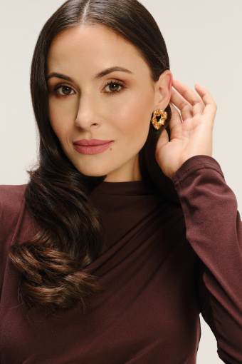 Dopasowana sukienka z marszczeniem w kolorze czekoladowym 