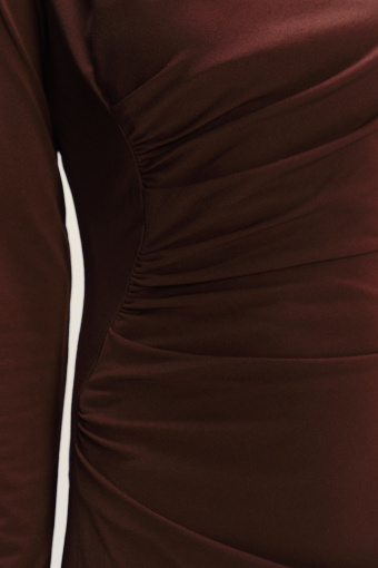 Dopasowana sukienka z marszczeniem w kolorze czekoladowym 