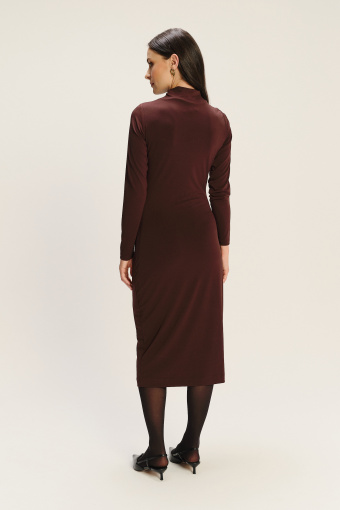 Dopasowana sukienka z marszczeniem w kolorze czekoladowym 