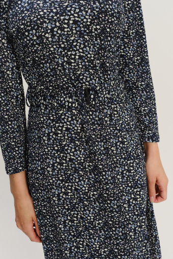 Dopasowana sukienka z paskiem w talii nadruk typu łączka