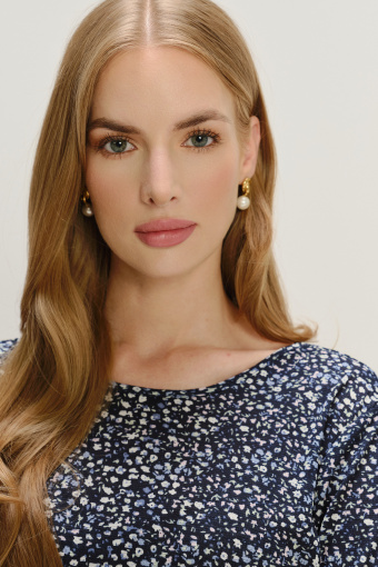 Dopasowana sukienka z paskiem w talii nadruk typu łączka