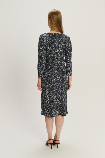 Dopasowana sukienka z paskiem w talii nadruk typu łączka