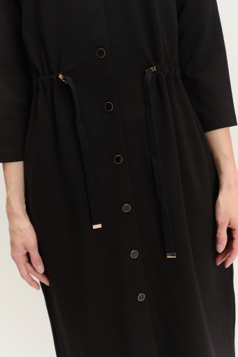 Wiskozowa czarna sukienka z zapięciem na guziki