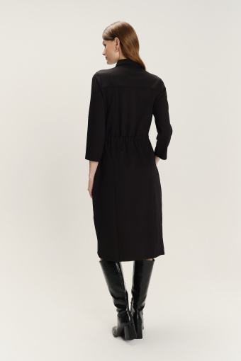 Wiskozowa czarna sukienka z zapięciem na guziki