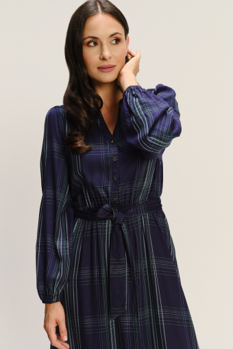 Długa granatowa sukienka w kratę
