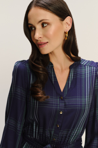 Długa granatowa sukienka w kratę