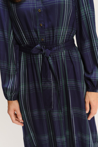 Długa granatowa sukienka w kratę