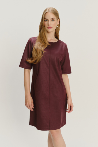 Elegancka bordowa sukienka o prostym fasonie