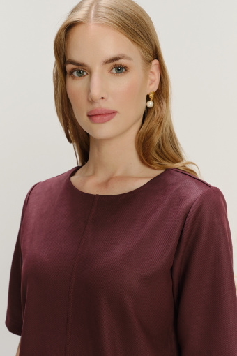 Elegancka bordowa sukienka o prostym fasonie