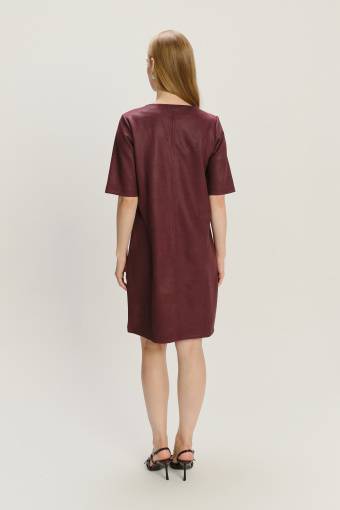 Elegancka bordowa sukienka o prostym fasonie