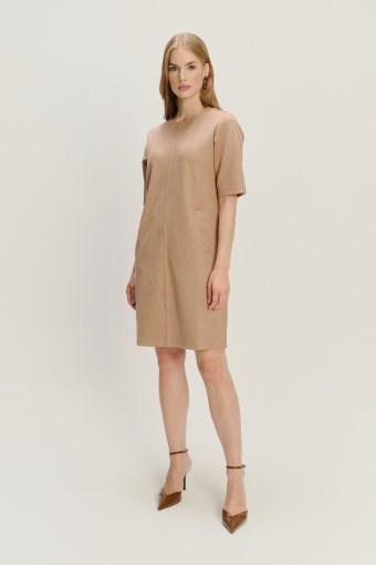 Beżowa uniwersalna sukienka o prostym fasonie