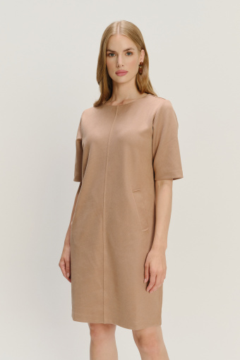 Beżowa uniwersalna sukienka o prostym fasonie