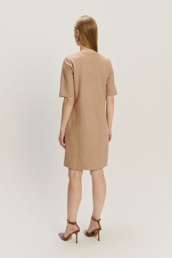 Beżowa uniwersalna sukienka o prostym fasonie