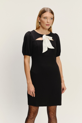 Elegancka czarna sukienka mini z kontrastową kokardą