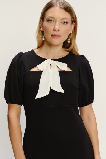 Elegancka czarna sukienka mini z kontrastową kokardą