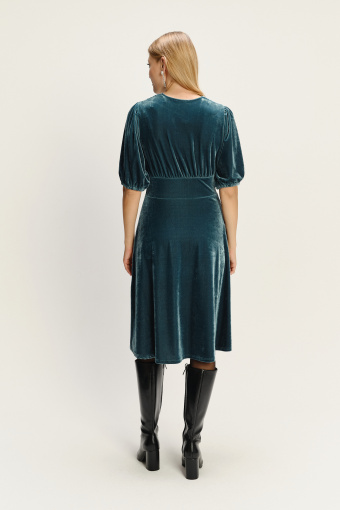 Ciemnoturkusowa sukienka midi z miękkiego weluru