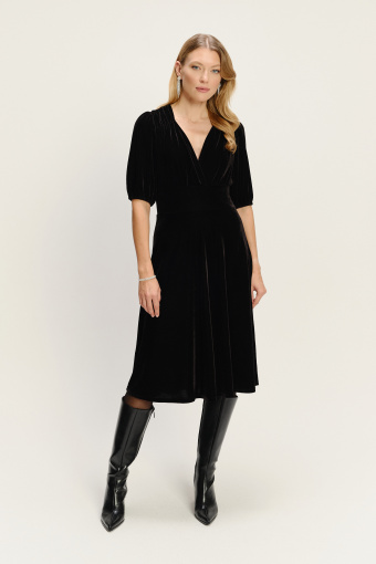 Klasyczna czarna sukienka midi z dekoltem V