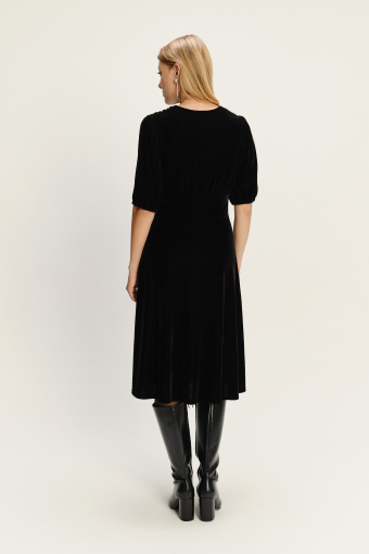 Klasyczna czarna sukienka midi z dekoltem V