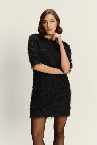 Czarna połyskująca sukienka z efektownym wykończeniem