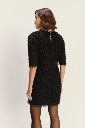 Czarna połyskująca sukienka z efektownym wykończeniem