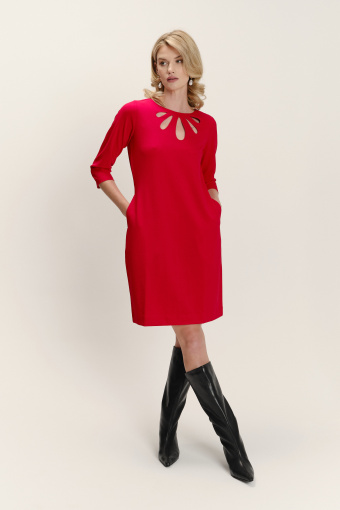 Elegancka czerwona sukienka z ażurowym dekoltem