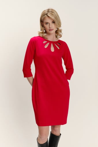 Elegancka czerwona sukienka z ażurowym dekoltem