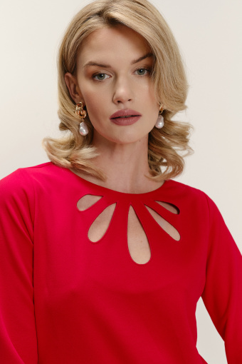 Elegancka czerwona sukienka z ażurowym dekoltem