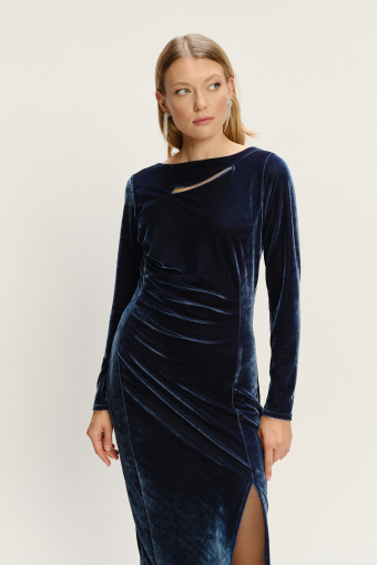 Dopasowana welurowa sukienka z ozdobnym rozcięciem ciemny granat