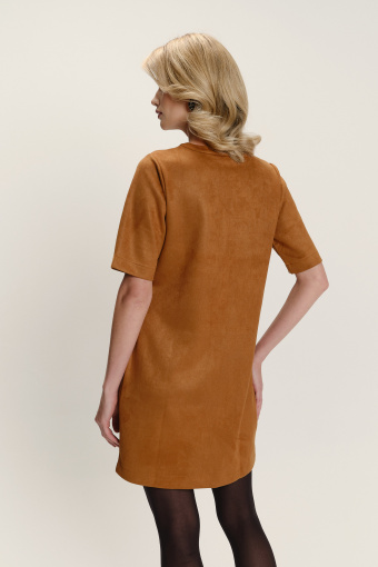 Karmelowa sukienka z dekoltem zapinanym na szereg małych guzików
