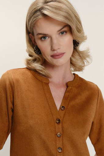 Karmelowa sukienka z dekoltem zapinanym na szereg małych guzików