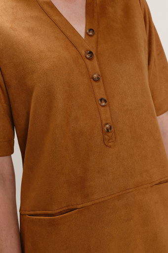 Karmelowa sukienka z dekoltem zapinanym na szereg małych guzików