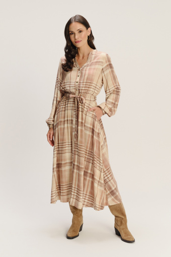 Długa jasnobeżowa sukienka w kratę