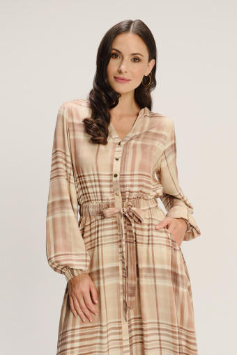 Długa jasnobeżowa sukienka w kratę