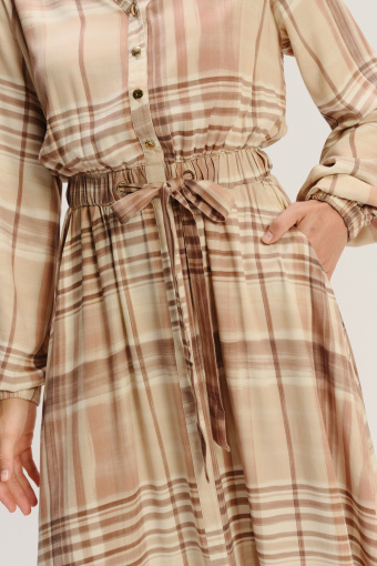 Długa jasnobeżowa sukienka w kratę