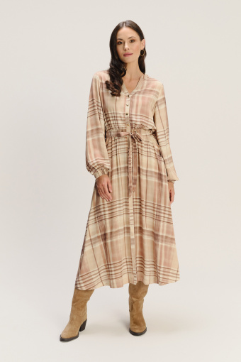 Długa jasnobeżowa sukienka w kratę