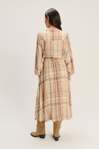 Długa jasnobeżowa sukienka w kratę
