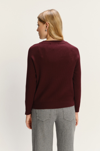 Burgundowy sweter z miękkiej dzianiny